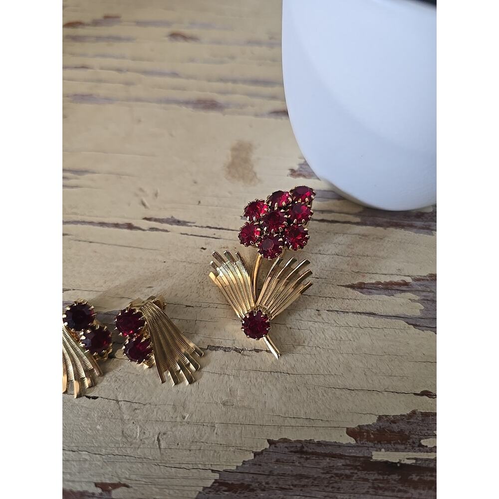 Vintage Ruby Red Rhinestone Flower Brooch Earring Set Gold Tone Mid Century MCM - Picture 3 of 5
